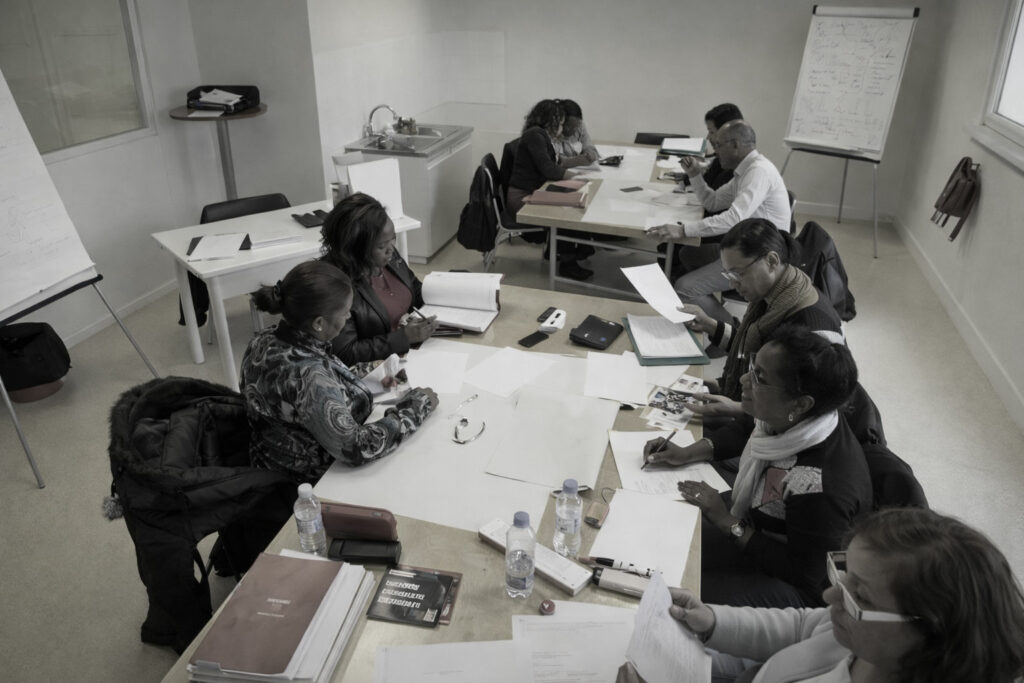 Séance de formation socle de compétences avec un groupe d’adultes en situation d’apprentissage.